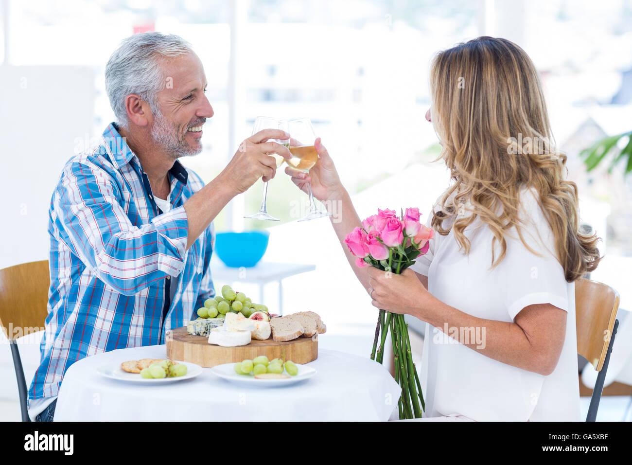 Älteres Paar, toasten Weinglas im restaurant Stockfoto