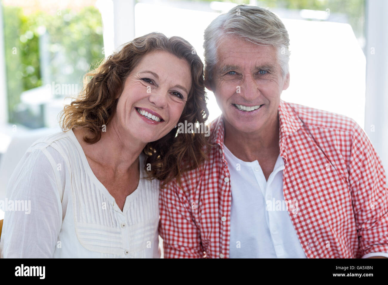 Älteres Paar im Restaurant lächelt Stockfoto