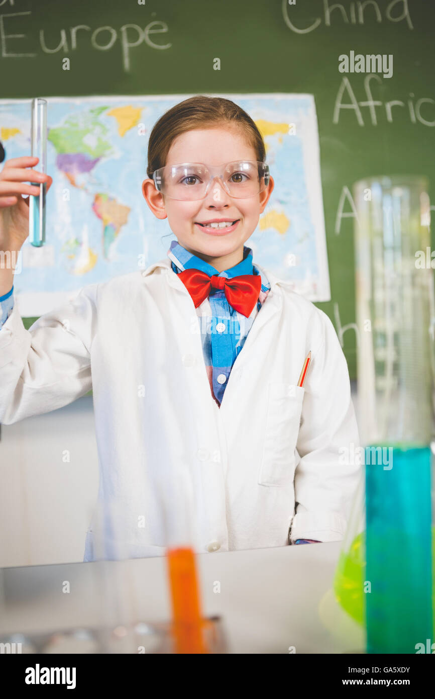Porträt von Schulmädchen tun ein chemisches Experiment im Labor Stockfoto