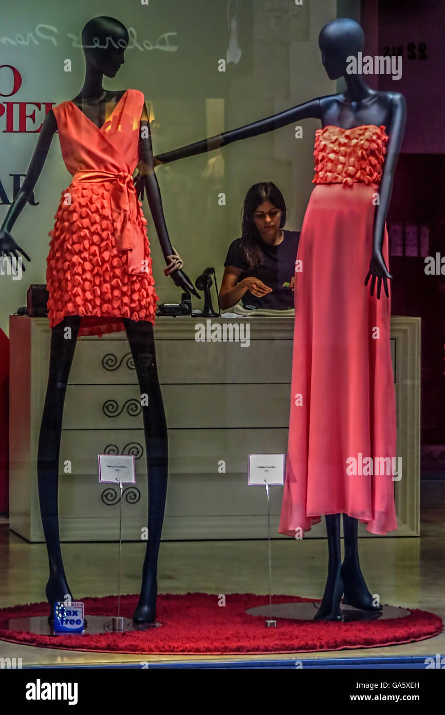 Schicke Schaufenster Display von Schwarz Schaufensterpuppen mit leuchtend roten Kleidern. Stockfoto