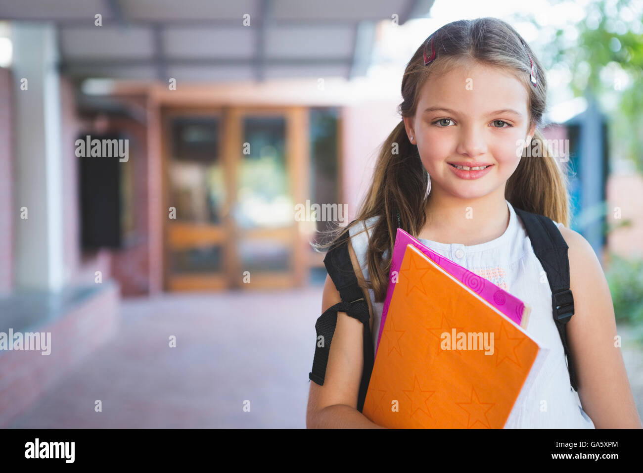 Glücklich Schulkind stehend im Flur Stockfoto