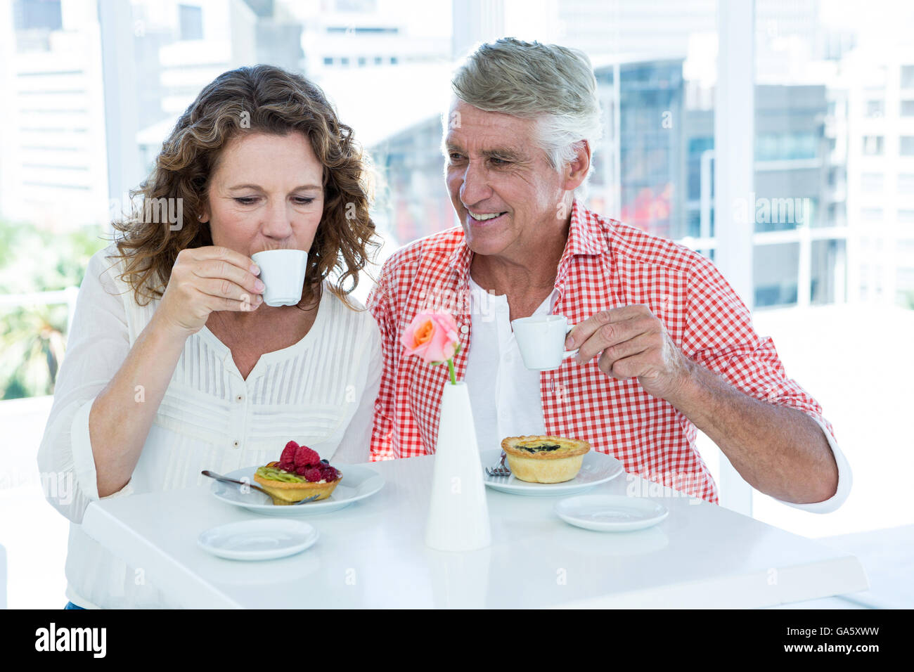 Frau mit Mann Kaffeetrinken im restaurant Stockfoto