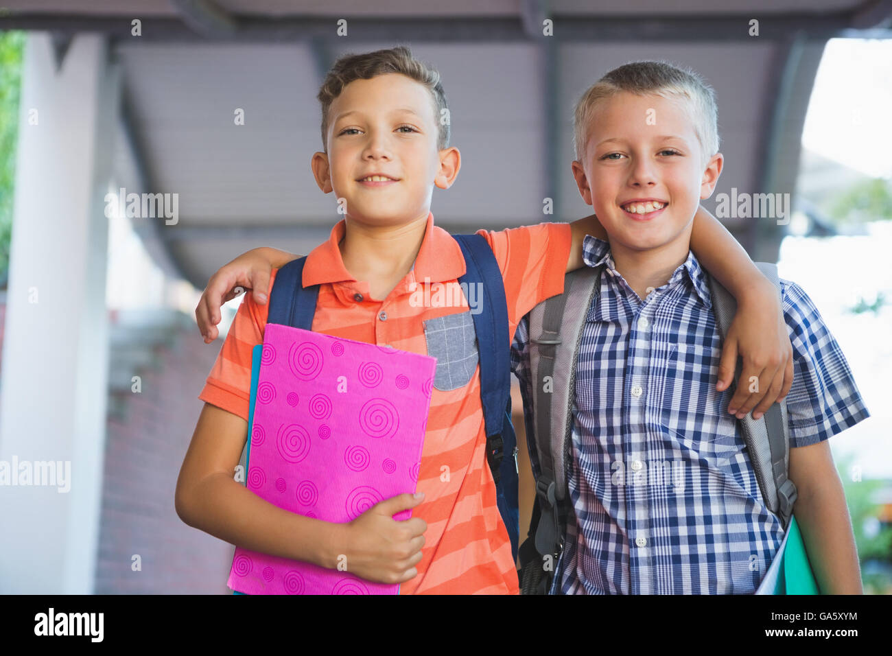 Lächelnd Schüler stehen im Flur Stockfoto