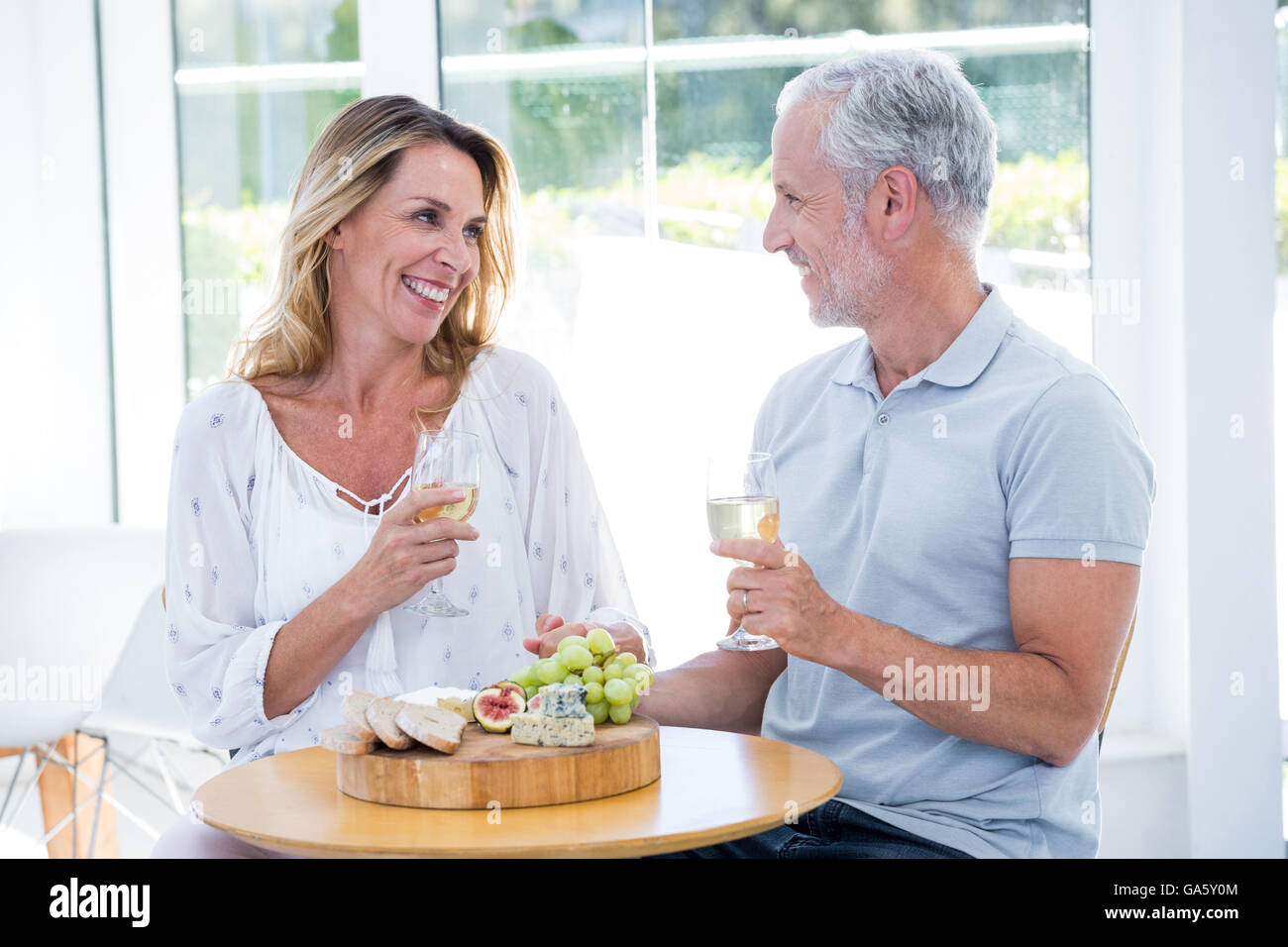 Älteres Paar hält Champagner im restaurant Stockfoto