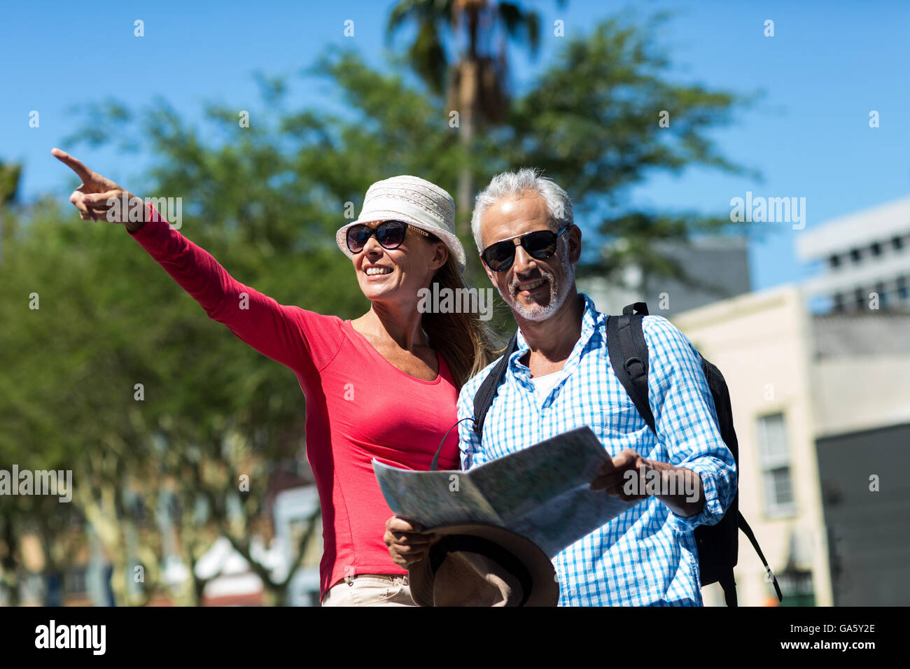 Frau zeigt stehend von Ehemann Stockfoto