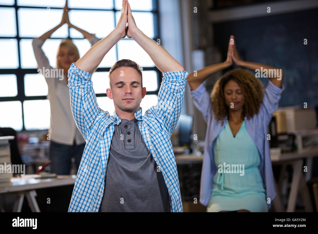 Yoga zu praktizieren Geschäftsmann mit Kollegen Stockfoto