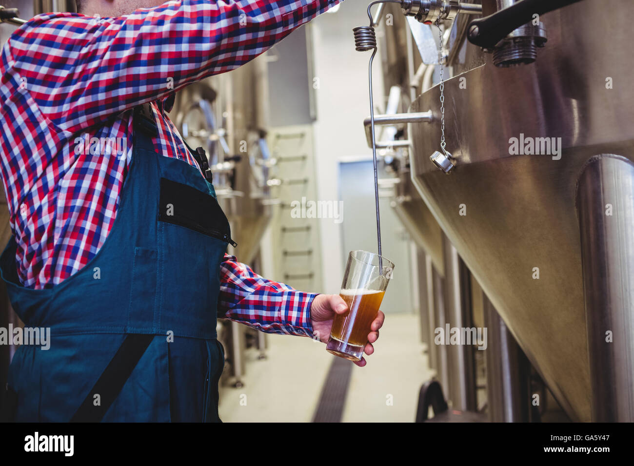 Bier aus Vorratsbehälter füllen Hersteller Stockfoto