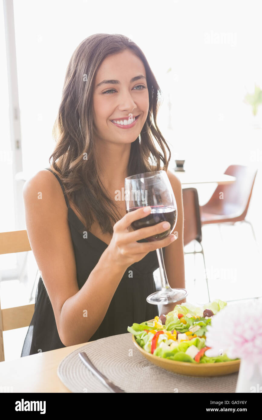 Schöne Frau mit Wein zu essen Stockfoto