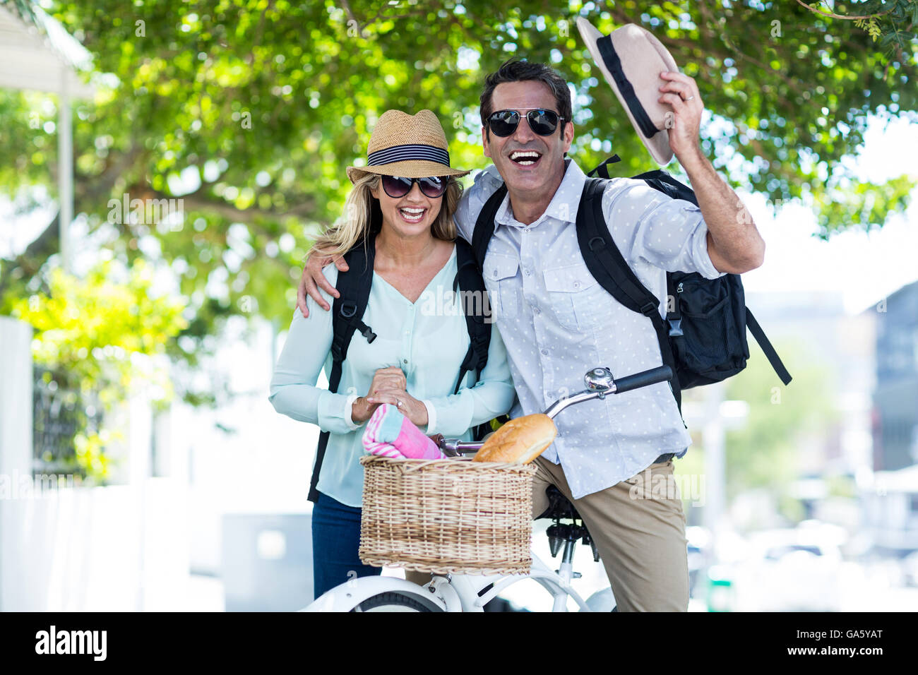 Mitte erwachsenes paar mit dem Fahrrad auf der Straße Stockfoto