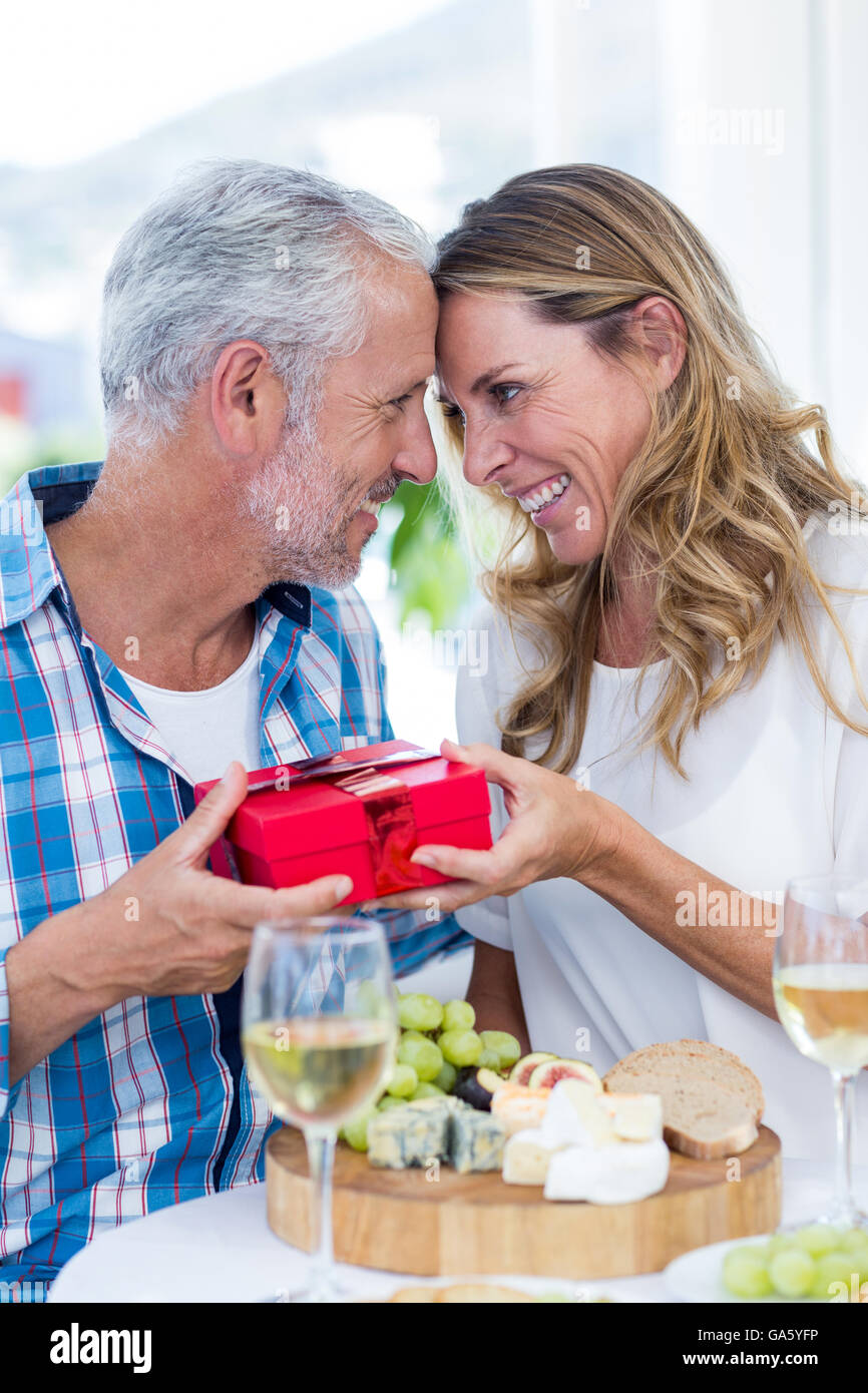 Romantisch zu zweit mit Geschenk im restaurant Stockfoto