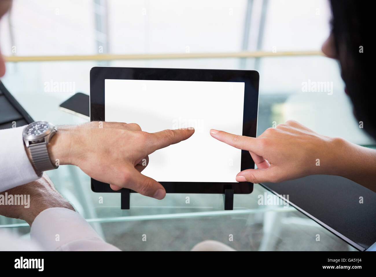 Unternehmer diskutieren mit Kollegen über digital-Tablette Stockfoto