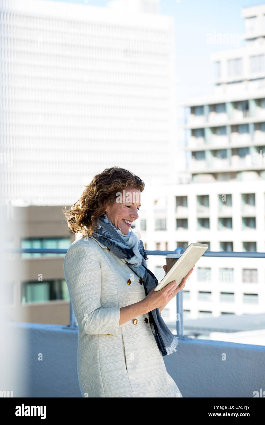 Frau mit digital-Tablette Stockfoto