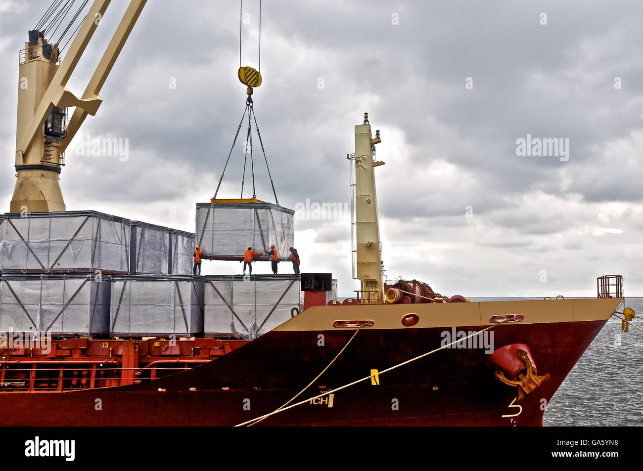 Frachtschiffe be-Container und vom Hafen entfernt Stockfoto