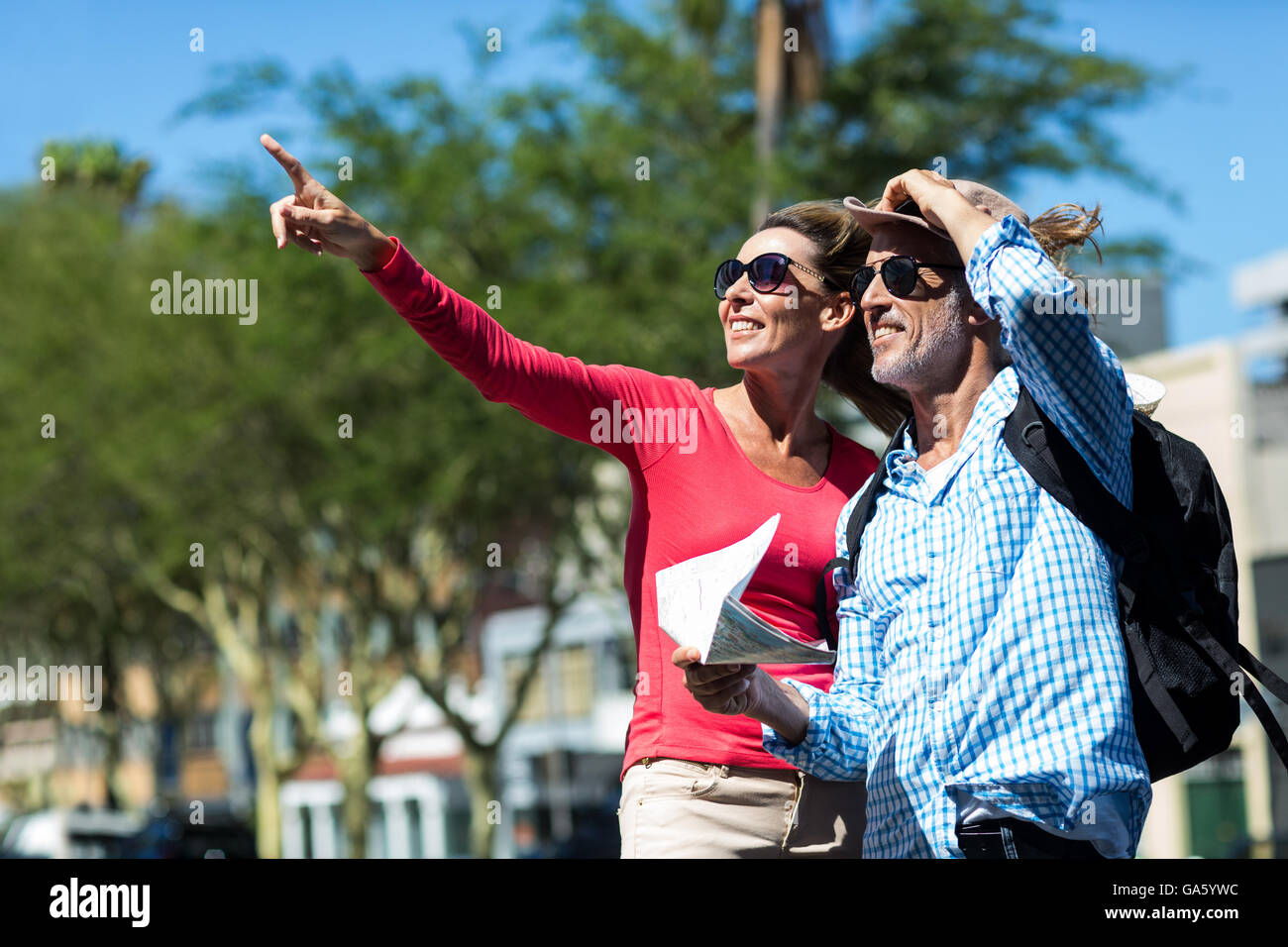 Älteres paar stehen an der Straße am sonnigen Tag Stockfoto