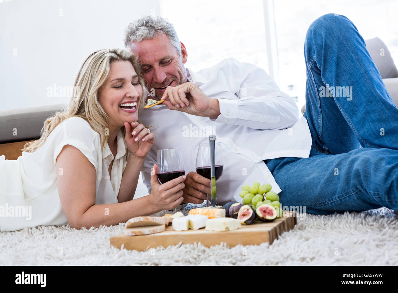 Romantische Mann Fütterung Frau Stockfoto