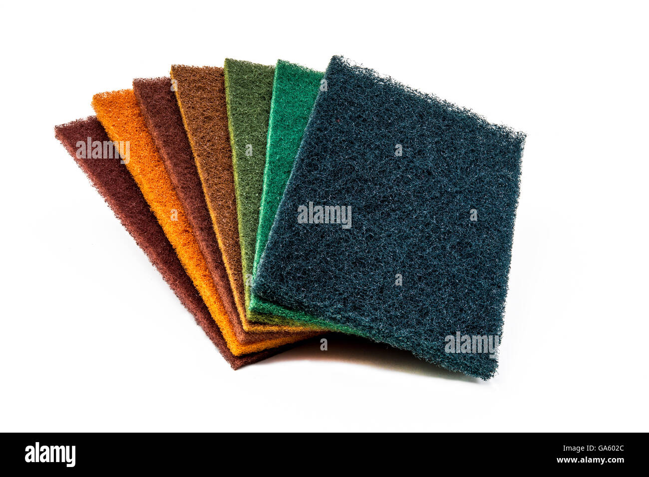 Scrub Pads Set von 7 Farben und Schwamm für gewölbte Küchenreinigung auf weißem Hintergrund Stockfoto
