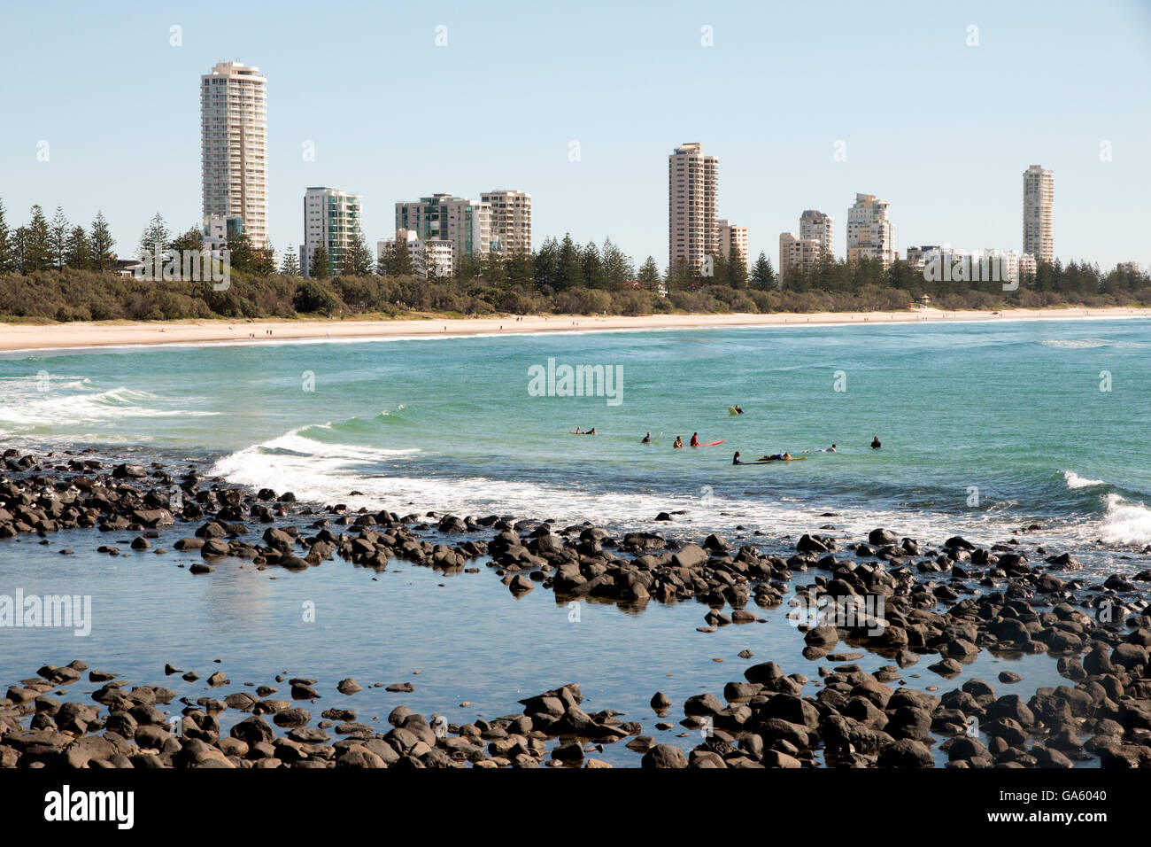 Surfer, die darauf warten, eine Welle in Burleigh Heads an der Gold Coast in Australien zu fangen Stockfoto