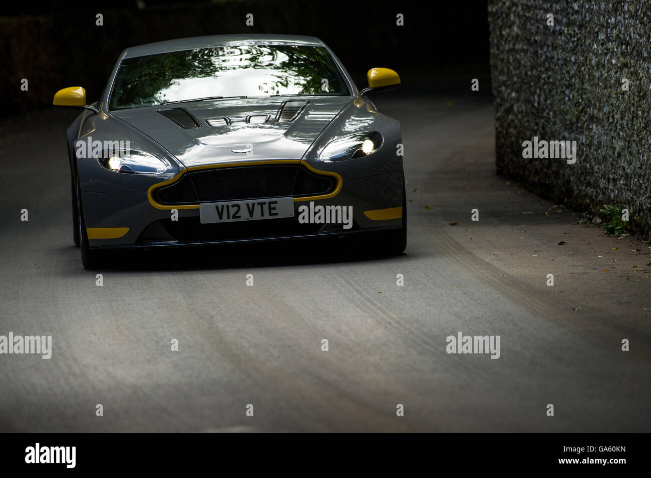 Ein Aston Martin V12 Vantage S fährt vorbei der Feuerstein-Wand auf dem Goodwood Festival of Speed 2016 Stockfoto