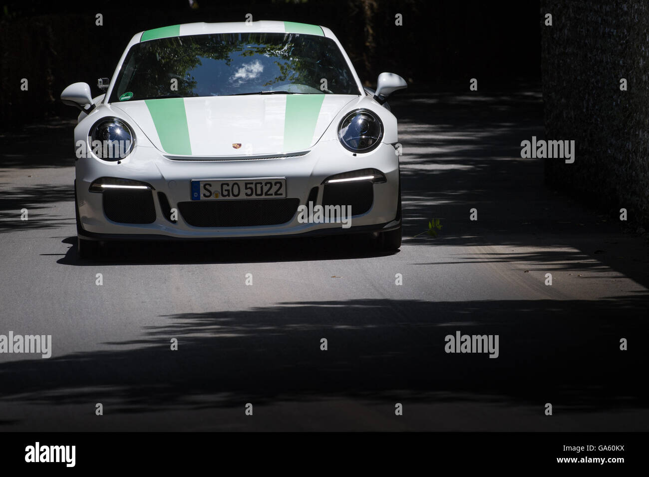 Ein Porsche 911 R fährt vorbei der Feuerstein Wand während der Super Auto laufen auf dem Goodwood Festival of Speed 2016 Stockfoto