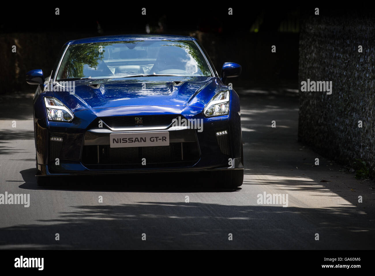 Eine Nissan GT-R fährt vorbei der Feuerstein Wand während der Super Auto laufen auf dem Goodwood Festival of Speed 2016 Stockfoto