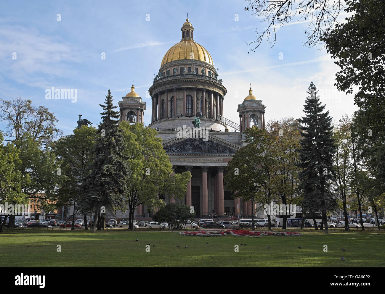 St Isaacs Kathedrale gesehen über Isaakievskaya Place, St Petersburg, Russland. Stockfoto
