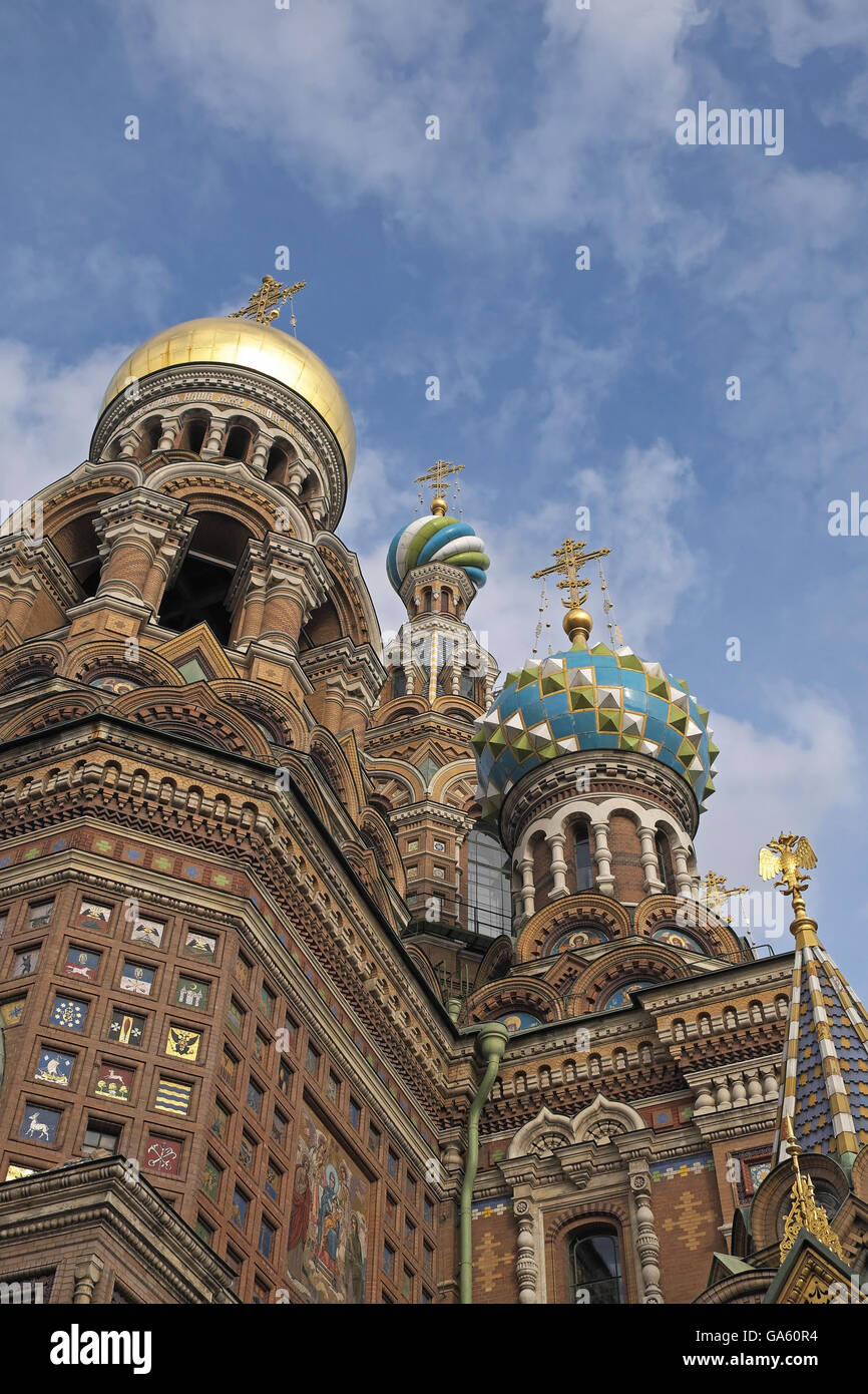 Verzierte Wände und Kuppeln der Kirche auf die Auferstehungskirche, St. Petersburg, Russland. Stockfoto