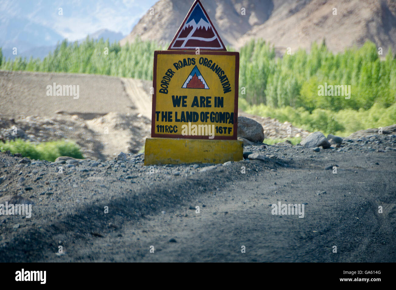 Gompa Zeichen auf Leh, Srinagar Straße, Ladakh, Jammu und Kaschmir, Indien. Stockfoto