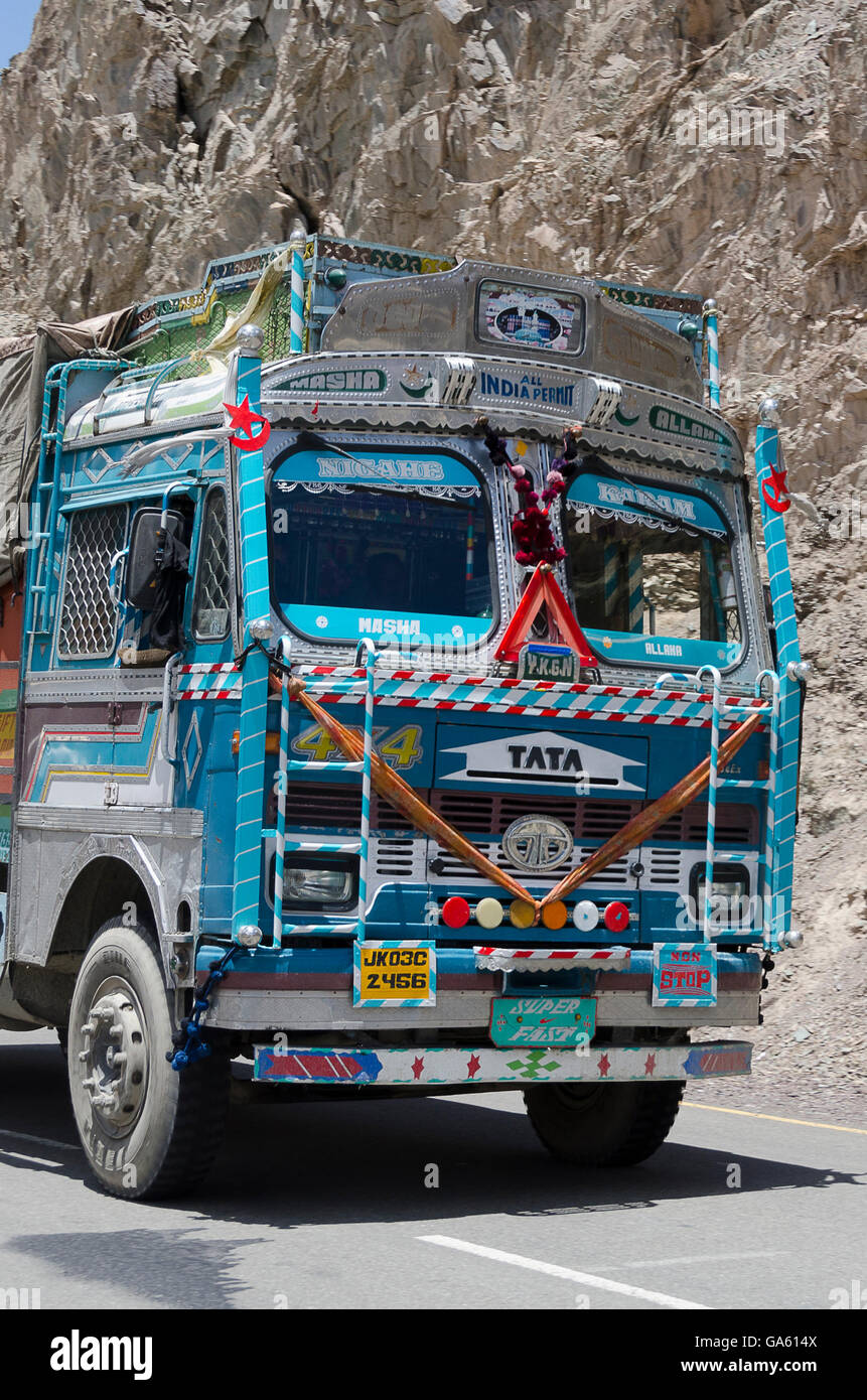 Kunstvoll verzierte LKW, in der Nähe von Leh, Leh, Srinagar Straße, Ladakh, Jammu und Kaschmir, Indien. Stockfoto