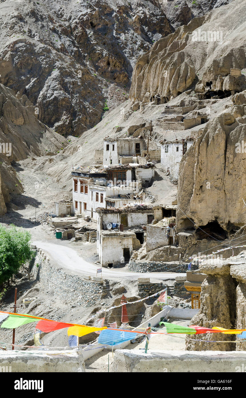 Häuser auf Hügel im Dorf, Gästehaus, in der Nähe von Leh, Leh, Srinagar Straße, Ladakh, Jammu und Kaschmir, Indien Stockfoto
