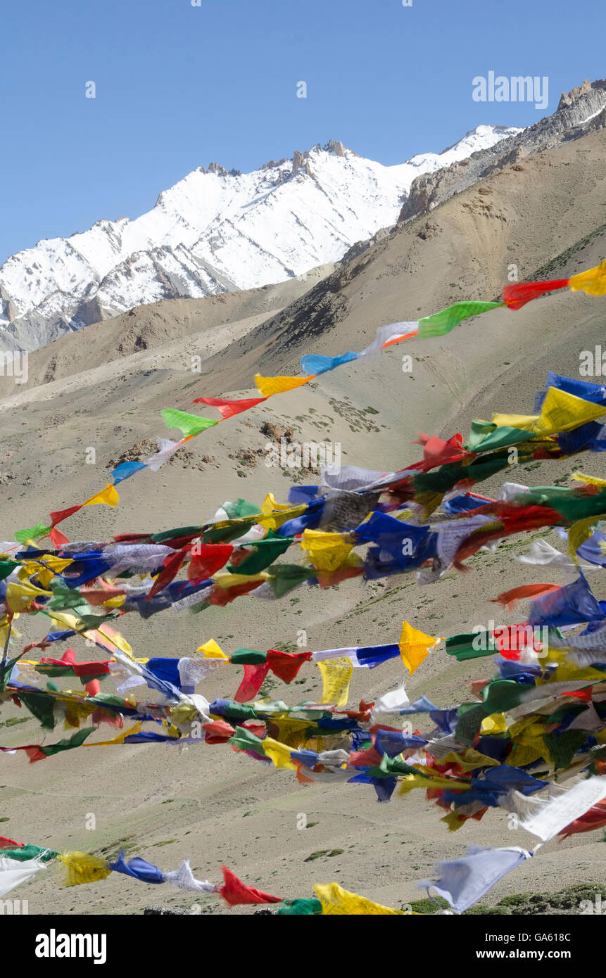 Dürren Berge und Gebetsfahnen, Himalaya, Namikala übergeben, in der Nähe von Lamayuru, Leh, Srinagar Straße, Ladakh, Jammu und Kaschmir, Indien Stockfoto