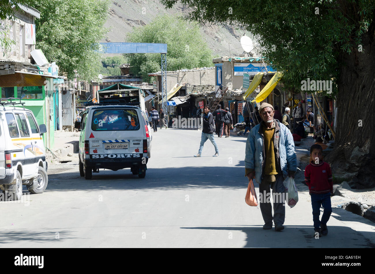Straßenszene mit Geschäften, Kargil, Leh, Srinagar Straße, Ladakh, Jammu und Kaschmir, Indien Stockfoto