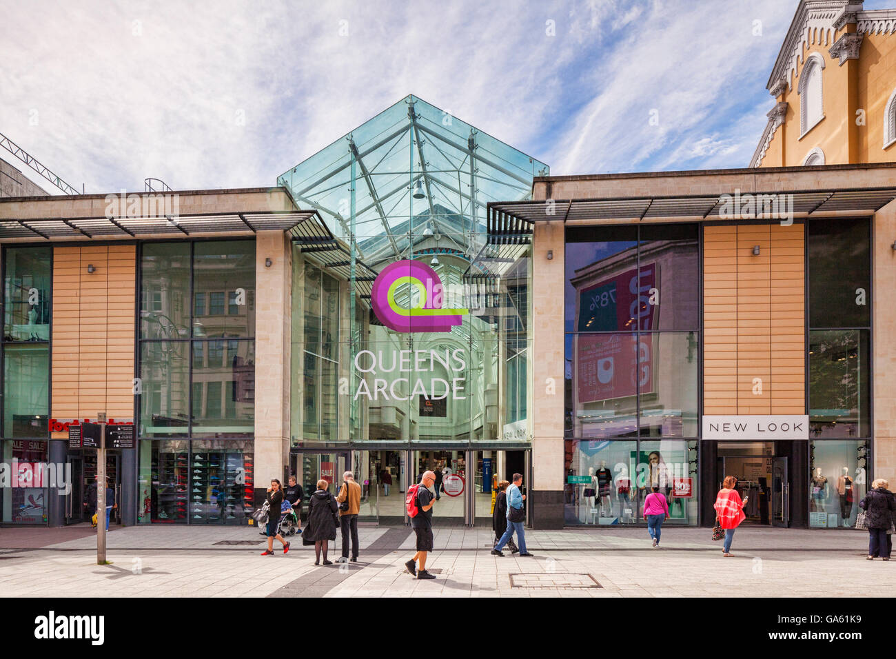 27. Juni 2016: Cardfiff, Wales, UK - Shopper am Eingang zum Queens Arcade, Queen Street, Cardiff, Wales. Stockfoto