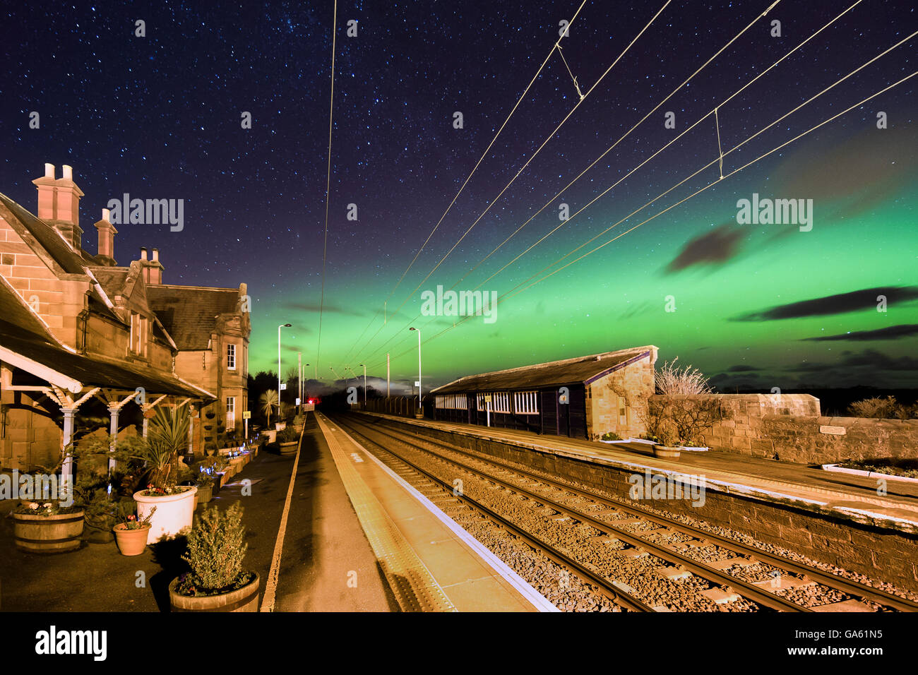 Chathill Bahnhof in Northumberland mit Northern Lights Stockfoto