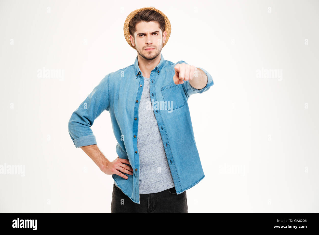 Ernsthafte attraktive junge Mann stehen und deutete auf Kamera auf weißem Hintergrund Stockfoto