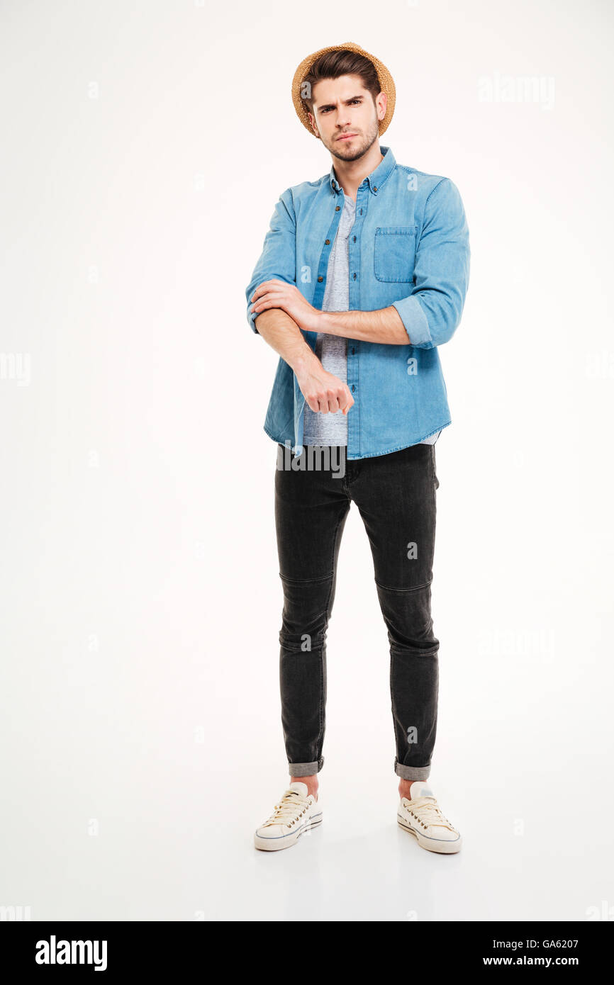 Gesamte Länge der zorniger junger Mann seine Ärmel aufrollen, auf weißem Hintergrund Stockfoto