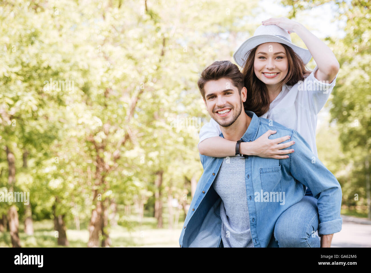 Porträt eines glücklichen jungen lächelnd Paares Spaß im Freien im park Stockfoto