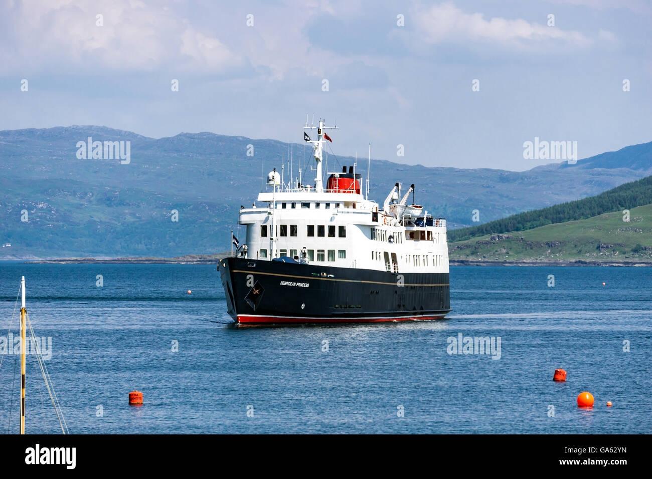 Kreuzfahrtschiff Hebridean Fürsten nähert sich den Pier in Tobermory Isle of Mull, Schottland Stockfoto