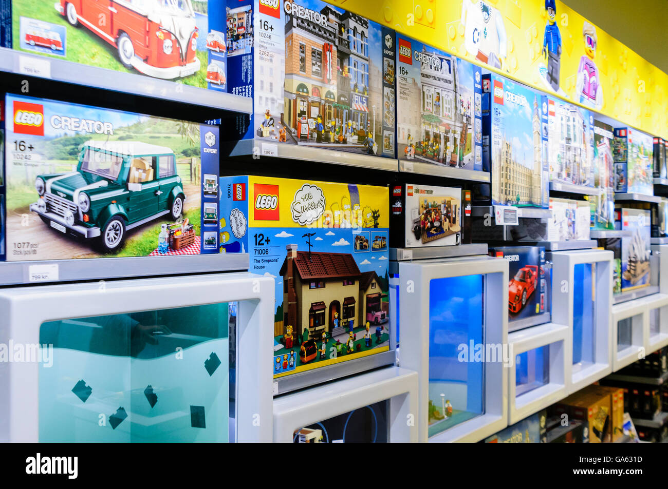 LEGO-Trikots sind im Lego Store in Kopenhagen, Dänemark, erhältlich. Stockfoto