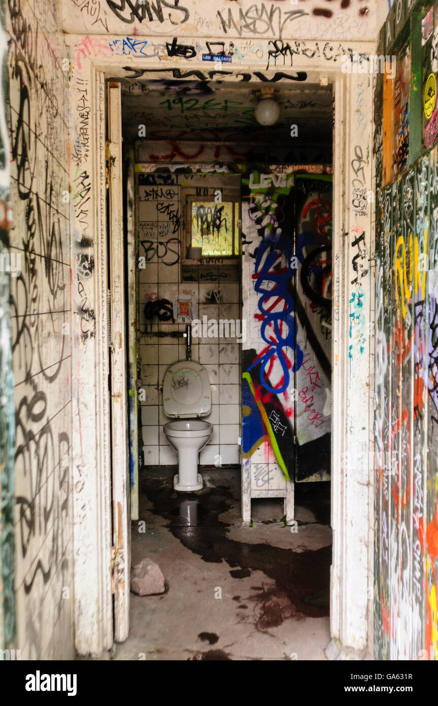 Öffentliche Toilette block in Freetown Christiana, Kopenhagen, in Graffiti bedeckt Stockfoto