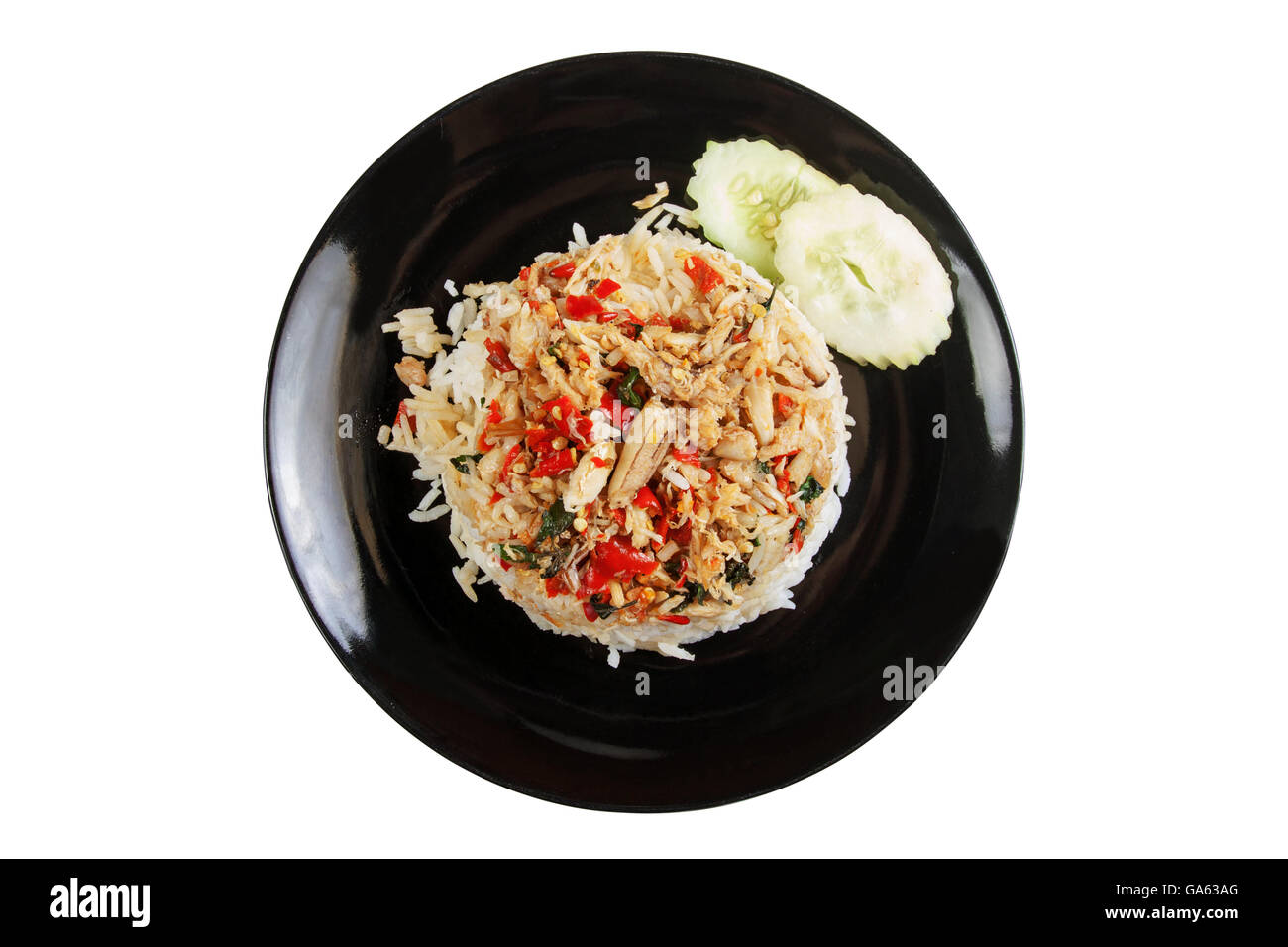 Reis garniert mit gebratene Krabbenfleisch und Basilikum in schwarzer Schale auf weißem Hintergrund. Objekte mit Schneidepfade. Stockfoto
