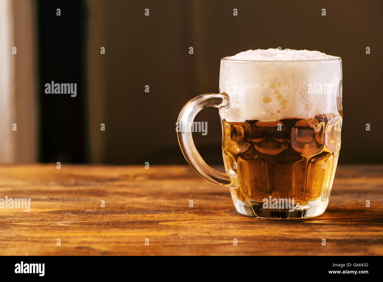 Bierkrug voll von kaltem frischem Alkohol trinken auf hölzernen Hintergrund, selektiven Fokus Stockfoto