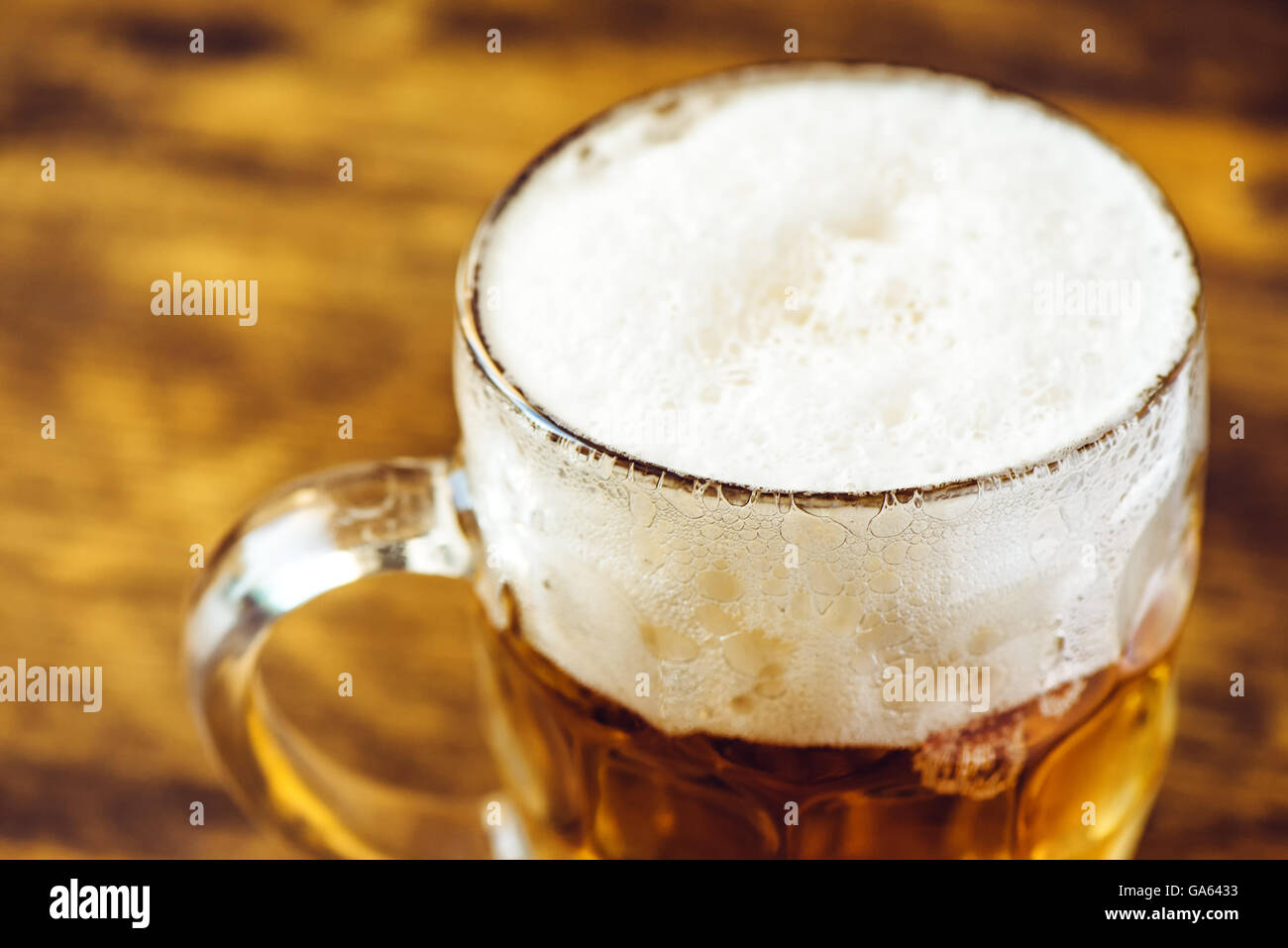 Bierkrug voll von kaltem frischem Alkohol trinken auf hölzernen Hintergrund, selektiven Fokus Stockfoto