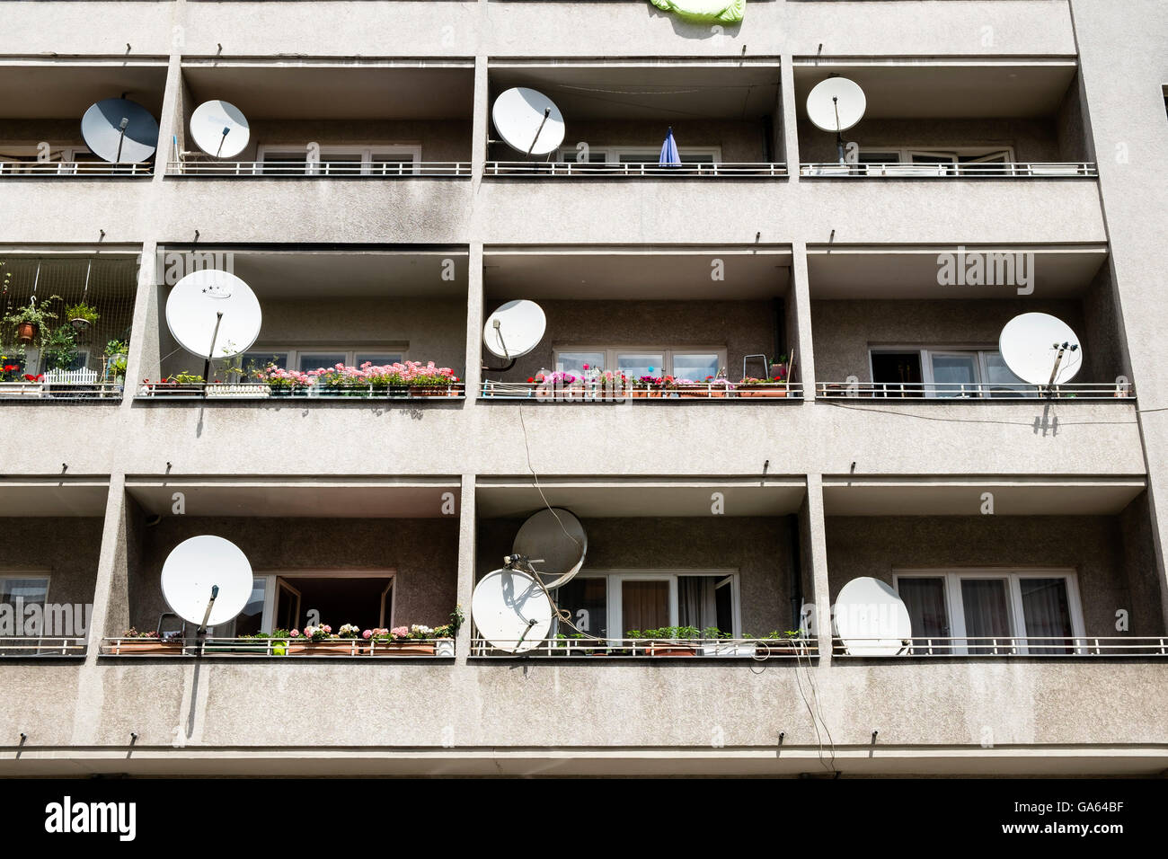 Satellitenschüsseln auf dem Balkon des sozialen Wohnungsbaus Mehrfamilienhaus in Neukolln Berlin Deutschland Stockfoto