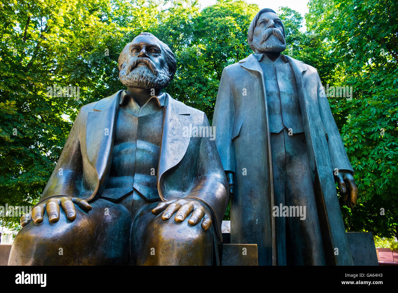 Bronzestatuen von Karl Marx und Friedrich Engels am Alexanderplatz in Berlin-Deutsch Stockfoto