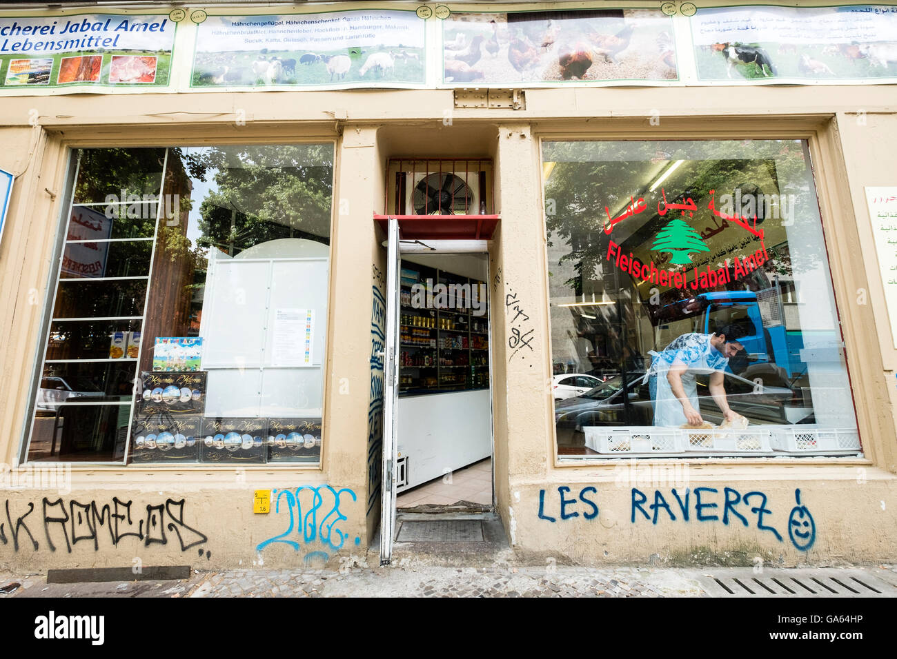 Außenansicht des Halal-Fleischerei in Hermannplatz in Berlin Deutschland Stockfoto
