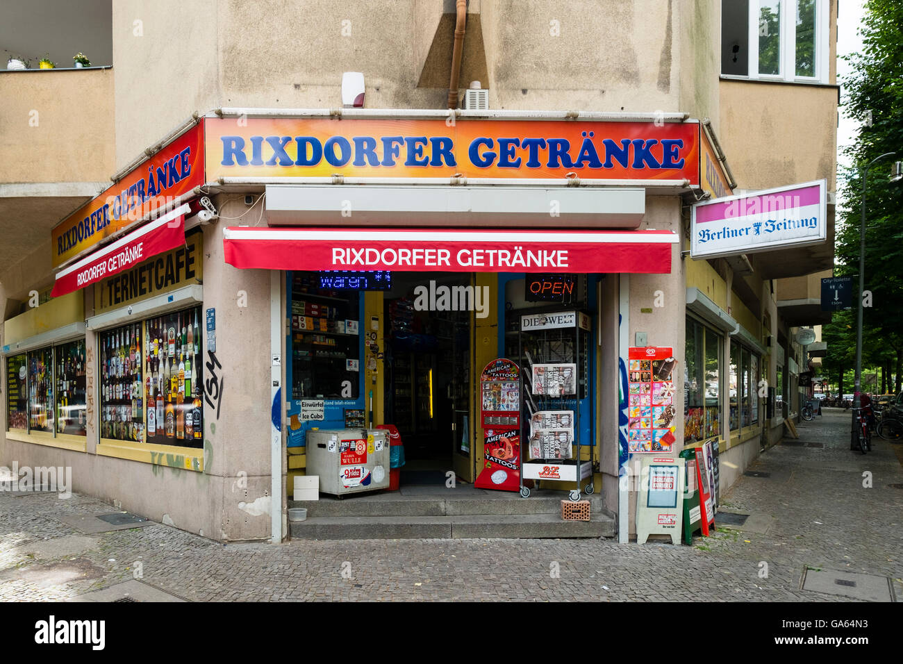 Typische Alkohol und Zeitungsladen Tante-Emma-Laden in Rixdorf Nähe Hermannplatz in Berlin-Deutschland Stockfoto