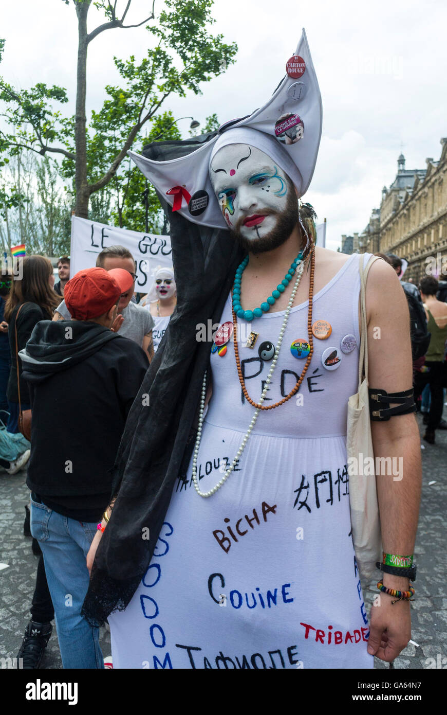 Paris, Frankreich, French Gay Pride, LGBTQ Activism, Travestie, Nonne, Mann in Make-up, posiert mit homophoben Beleidigungen auf Kostümen, Protesten, Queer-Aktivismus, seltsame Menschen ungewöhnliche Demonstranten in frankreich Stockfoto