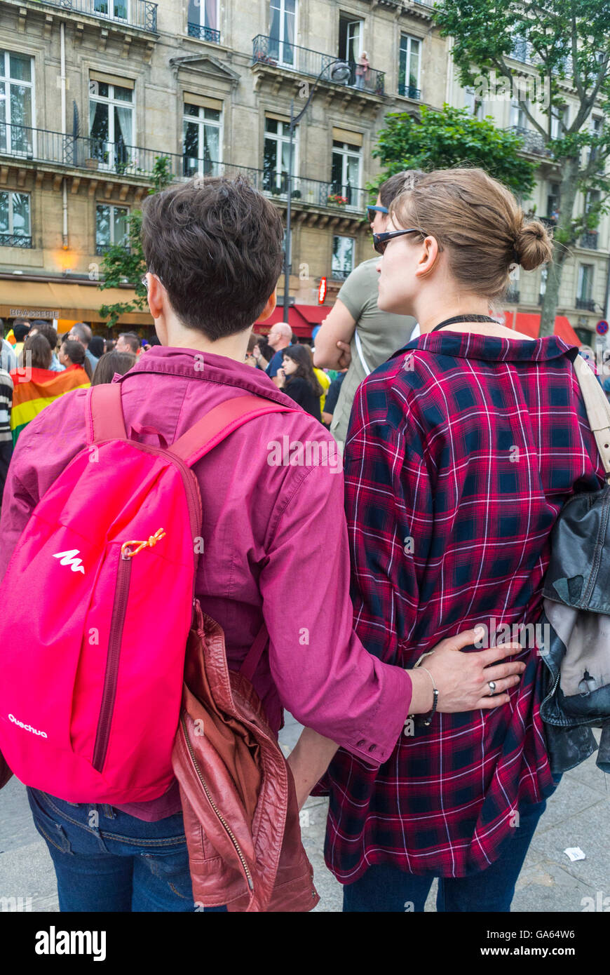 Paris, Frankreich, weibliches Paar auf der Straße, von hinten, im French Gay Pride, LGBT le marais paris Stockfoto