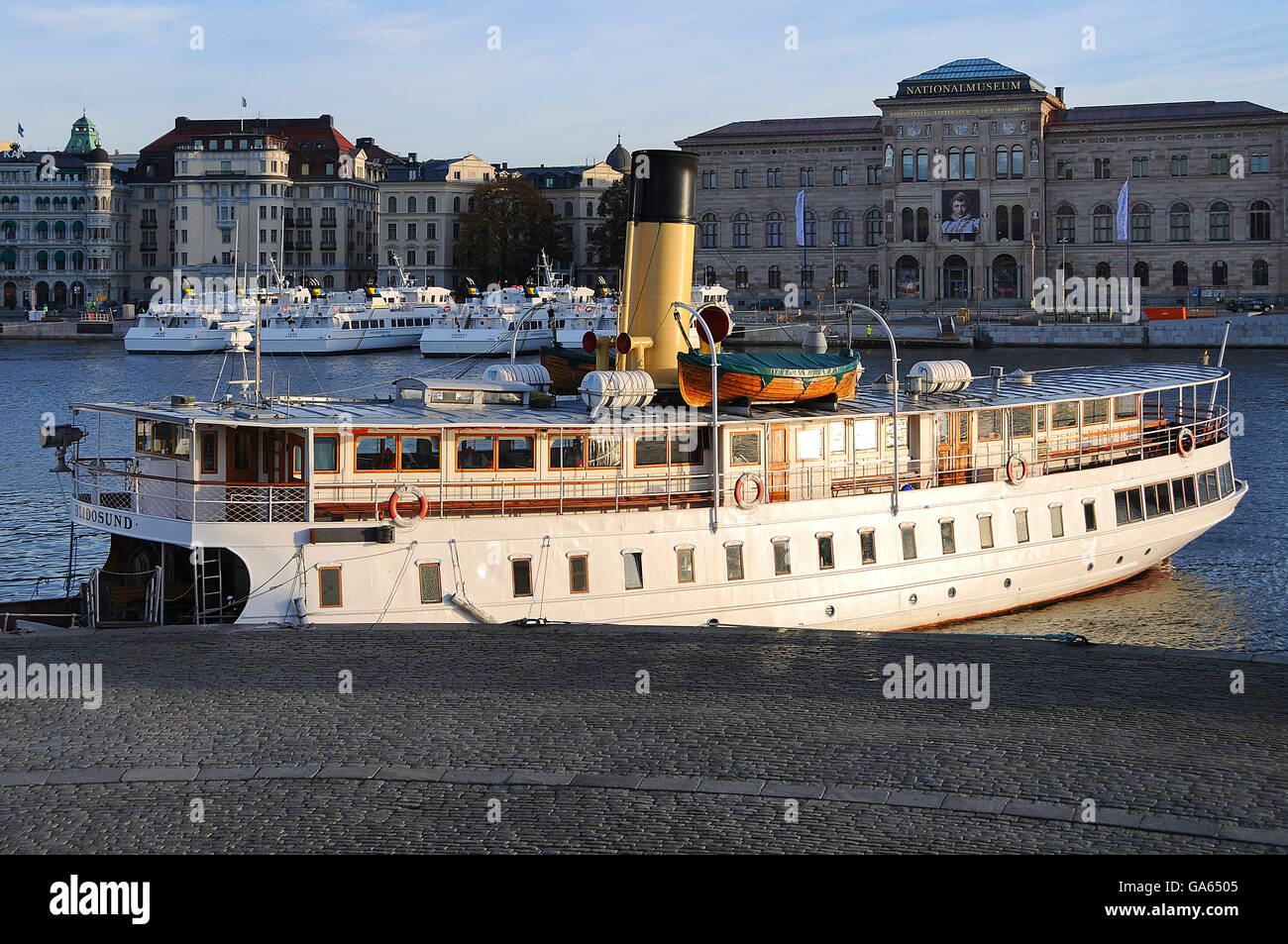 Stockholm, Gamla Stan, Pier, Nationalmuseum im Hintergrund Stockfoto