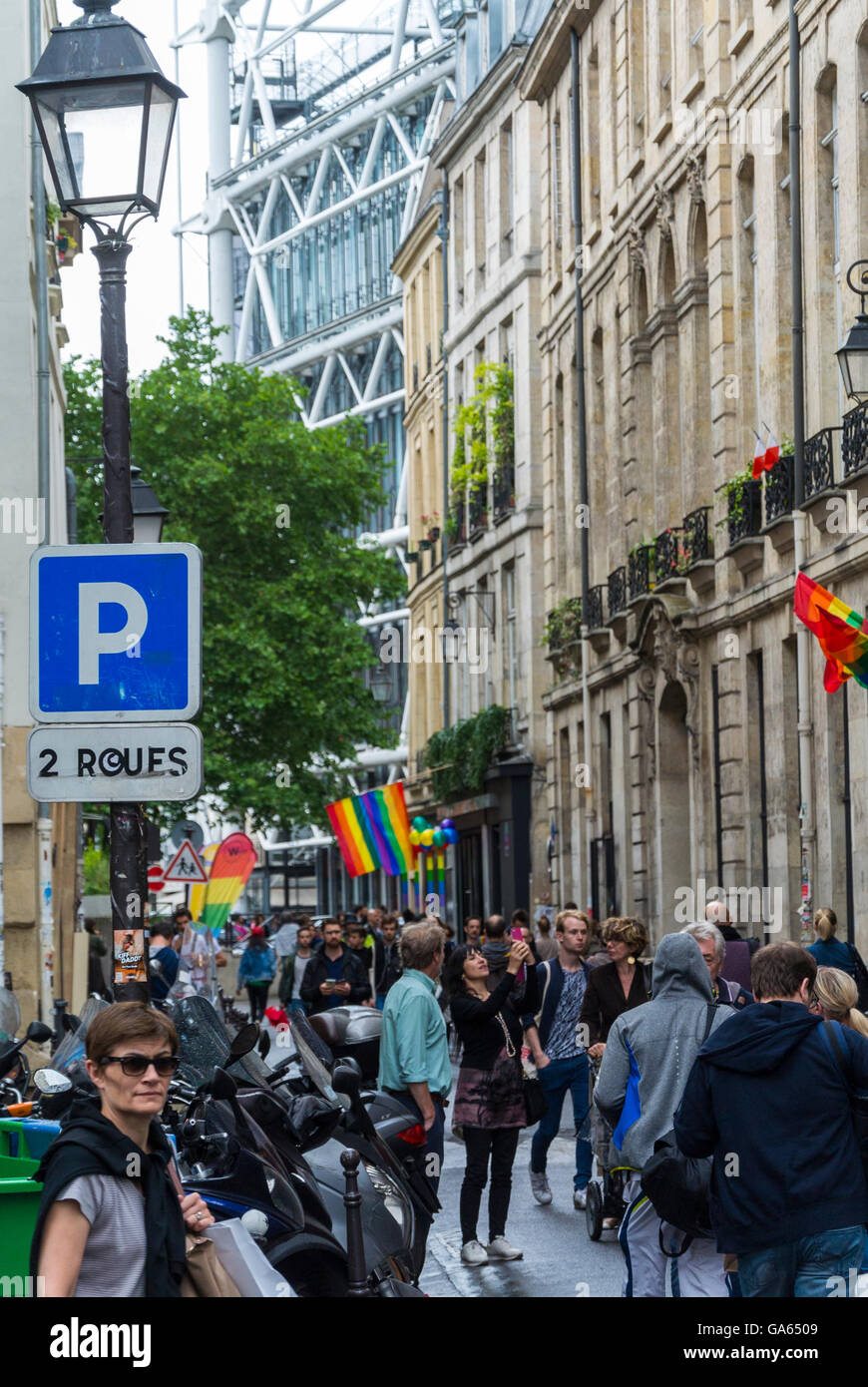 Paris, Frankreich, Menschenmengen Einkaufen, Menschen, die auf Straßenszenen spazieren, im Marais-Viertel, Lokale Viertel Stockfoto